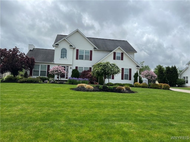 view of front of property featuring a front lawn