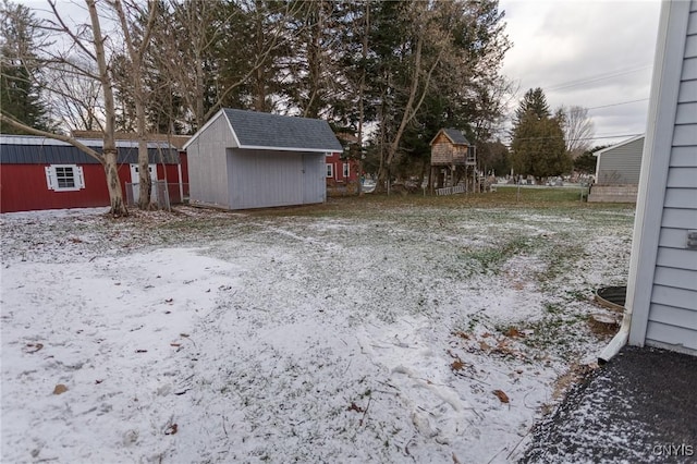 view of yard with a storage unit