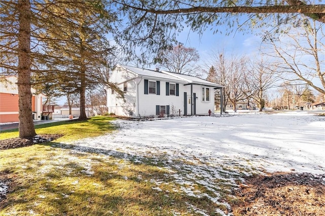 view of front of property featuring a lawn