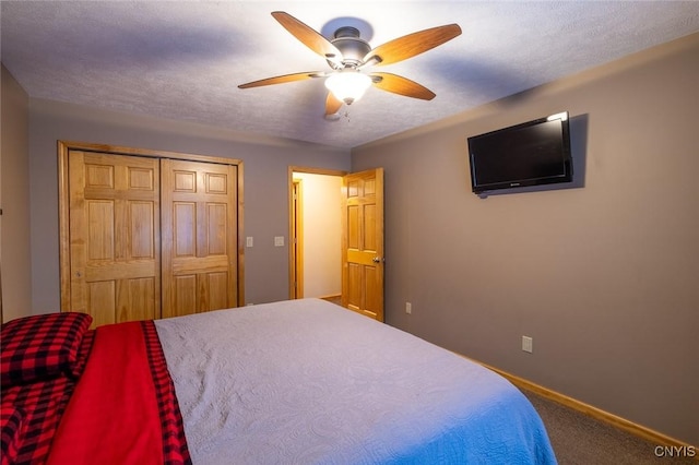 bedroom with carpet flooring, ceiling fan, a textured ceiling, and a closet