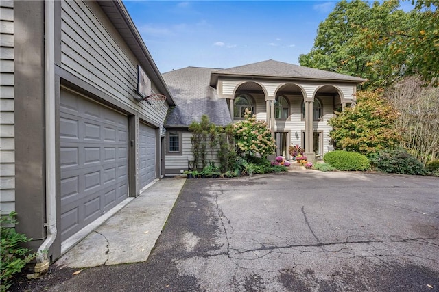 entrance to property featuring covered porch