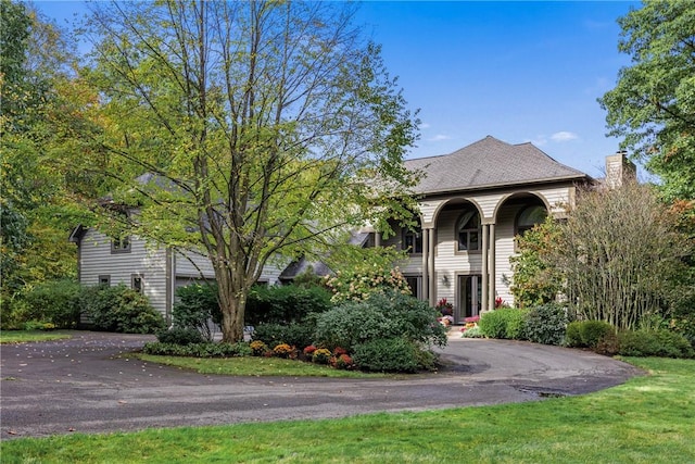 view of front of home with a front lawn