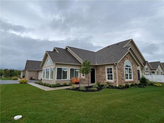 view of front of home featuring a front lawn