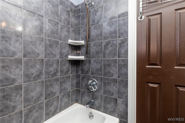 bathroom featuring tiled shower / bath combo