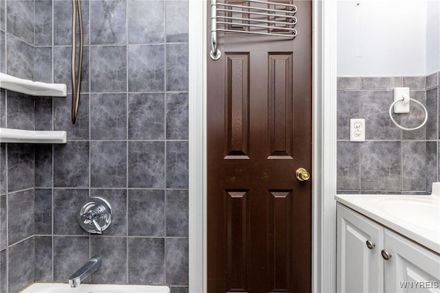 bathroom with vanity and tiled shower / bath