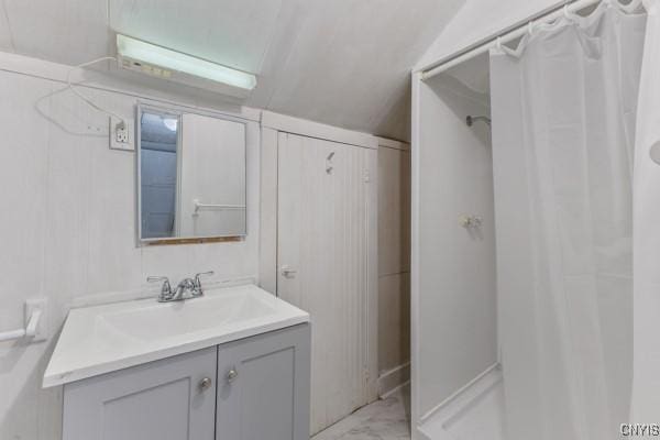 bathroom featuring a shower with curtain and vanity