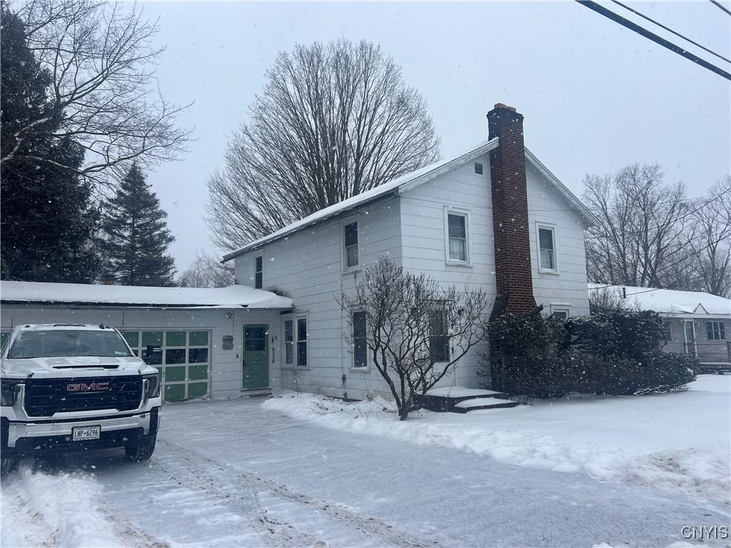 view of front of property featuring a garage