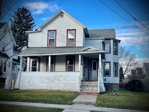 view of front facade featuring a front yard