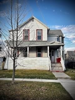 view of front of house with a front yard