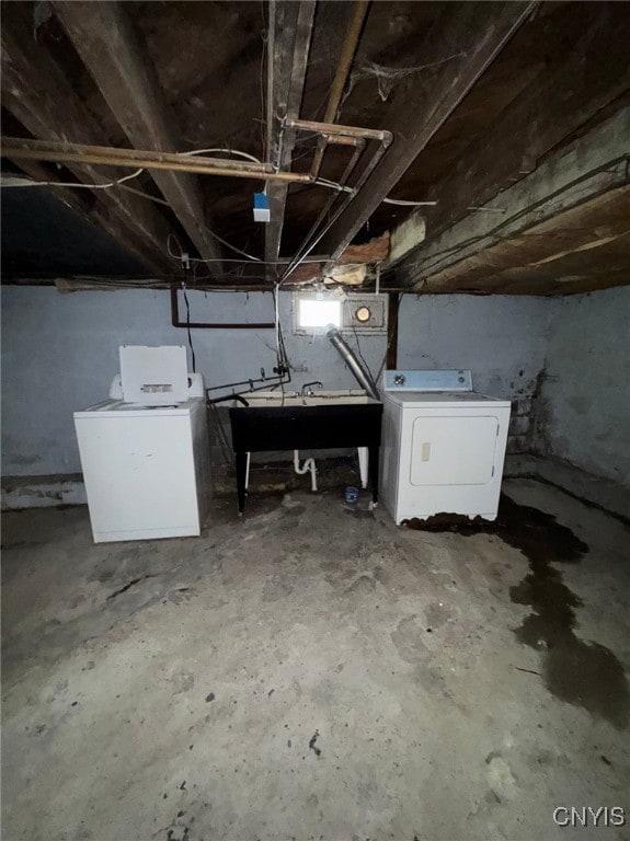 basement featuring sink and washing machine and clothes dryer