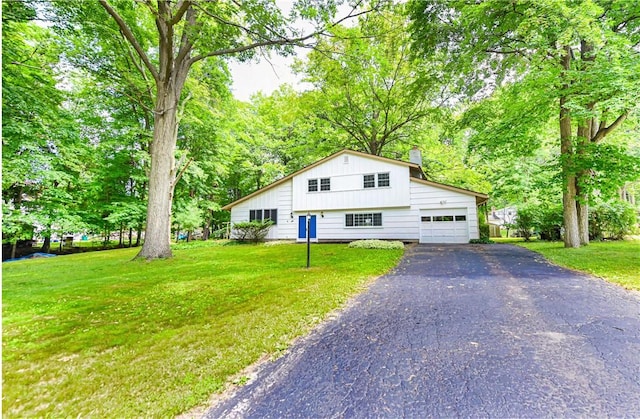 tri-level home featuring a front yard