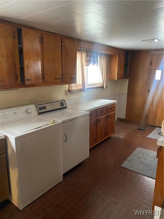 laundry area featuring cabinets and washing machine and clothes dryer