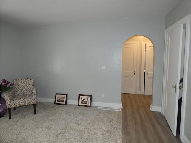 sitting room featuring carpet