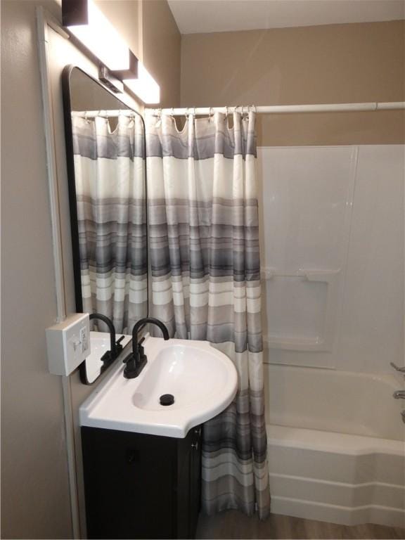 bathroom featuring vanity and shower / bath combo