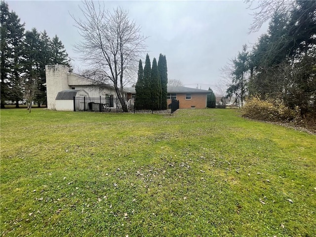 view of yard featuring an outdoor structure