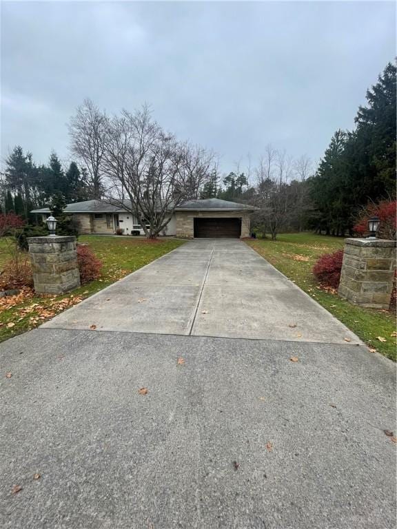 view of front facade featuring a garage and a front lawn