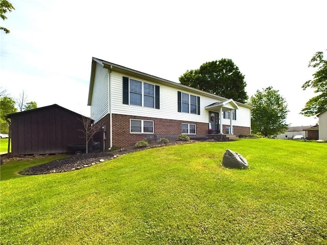 bi-level home featuring a front lawn