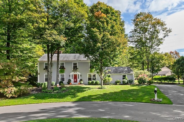 view of front of property featuring a front lawn