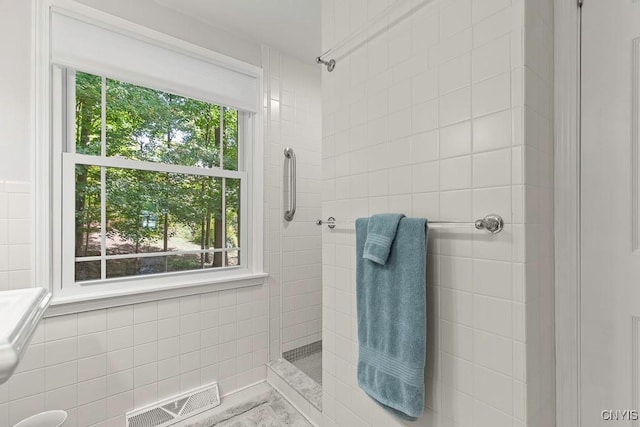 bathroom featuring a tile shower