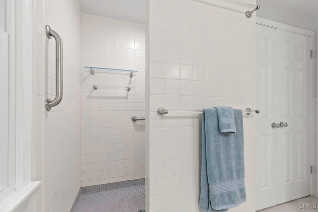 bathroom featuring a tile shower