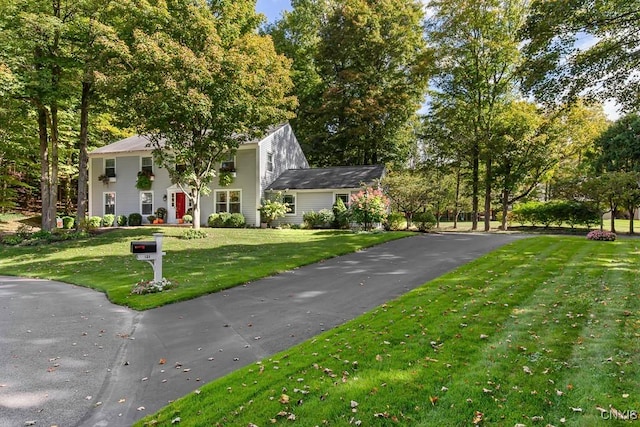 view of front facade with a front yard