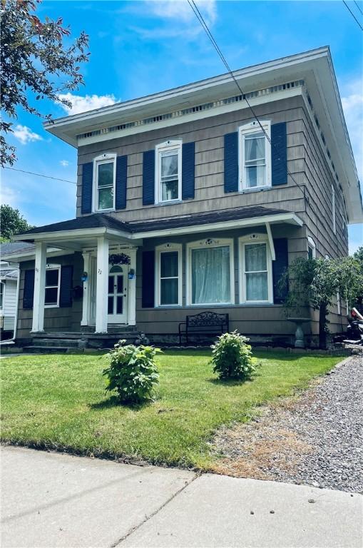 view of front facade featuring a front yard