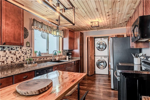 kitchen featuring sink, dark wood-type flooring, stacked washer / dryer, black appliances, and wooden ceiling