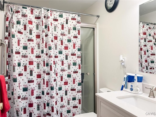 full bathroom featuring a shower with curtain, vanity, and toilet