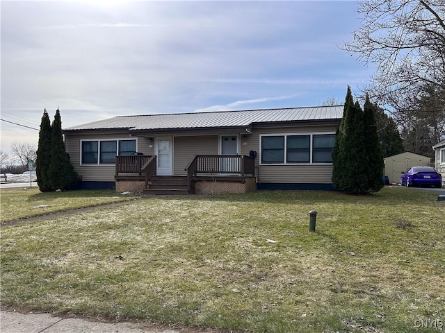 view of front facade featuring metal roof and a front yard