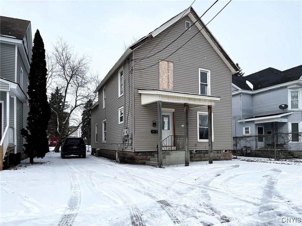 view of front property