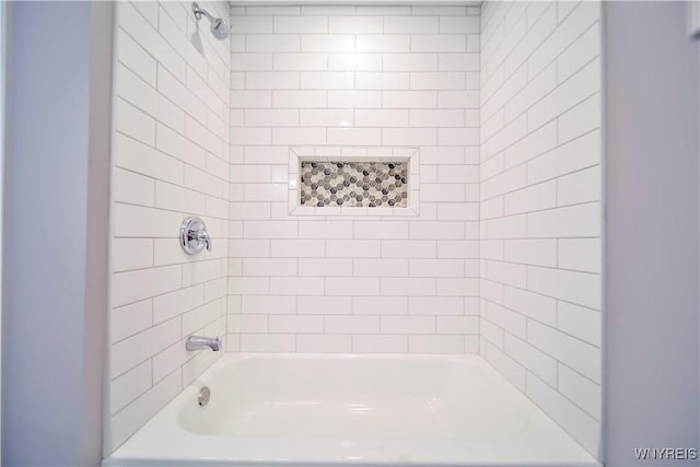 bathroom featuring tiled shower / bath combo