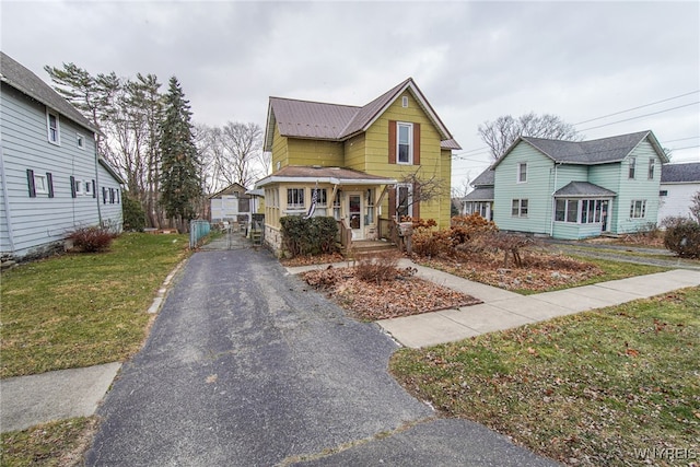 view of front of home featuring a front yard, an outdoor structure, and a garage