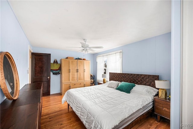 bedroom with dark wood-type flooring and ceiling fan