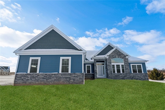 craftsman house featuring a front lawn