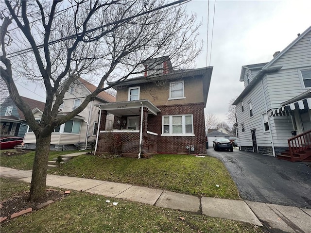 view of front of home featuring a front lawn