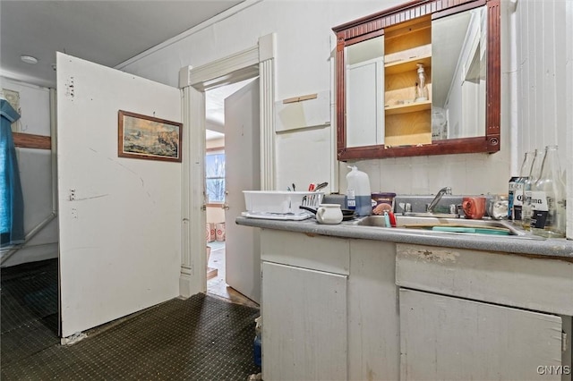 bathroom featuring sink