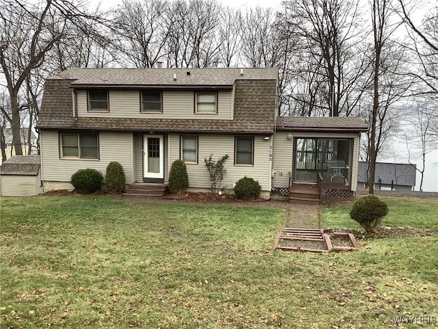 view of front facade featuring a front lawn