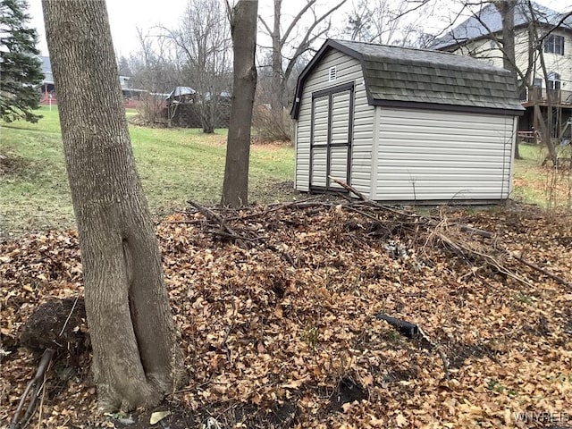 view of yard with a storage shed