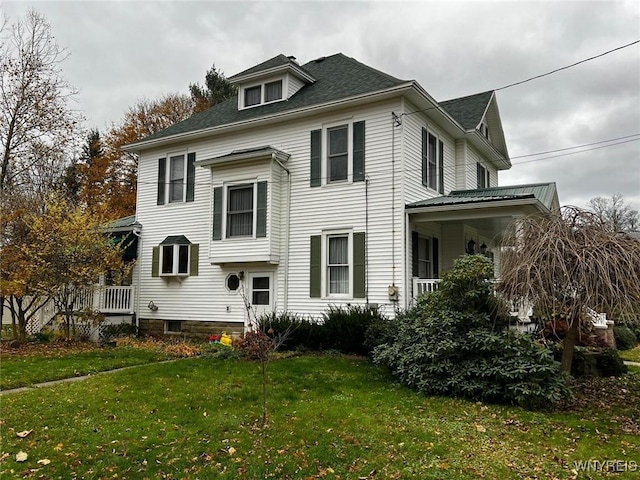 view of front of property with a front yard