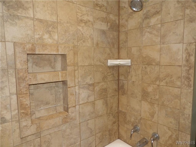 details featuring tiled shower / bath combo