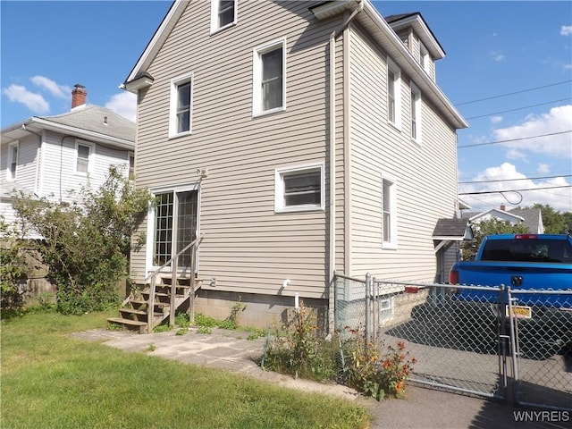 back of house featuring a yard