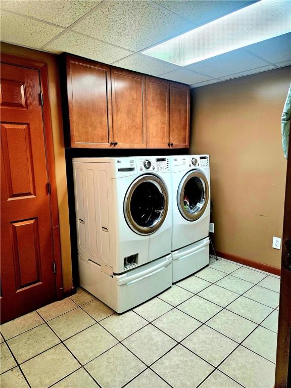 laundry room with cabinets and washer and clothes dryer