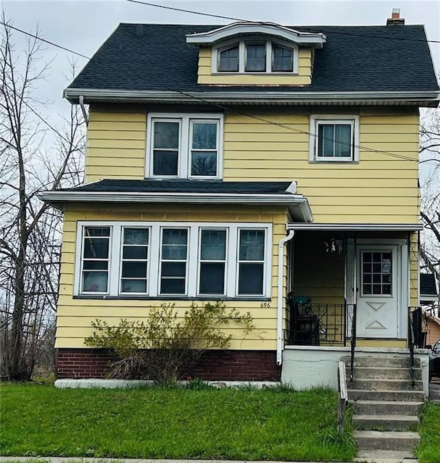 view of front of home featuring a front yard