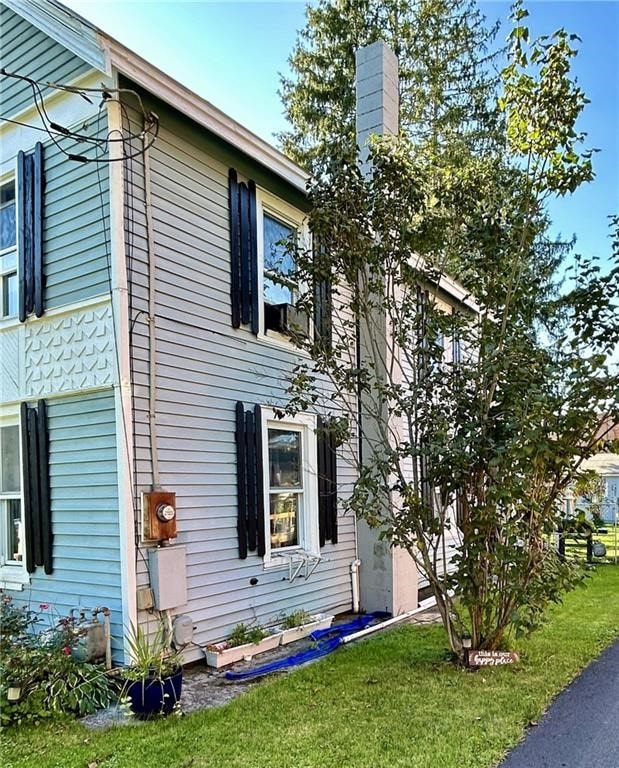 view of side of property featuring a lawn