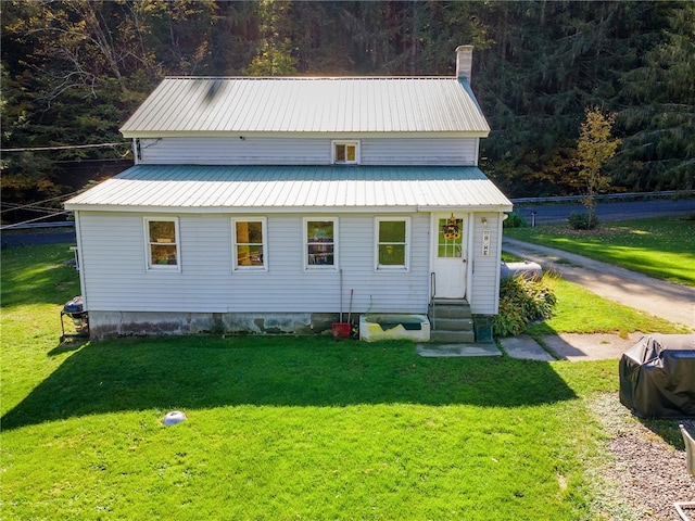 view of front facade with a front yard