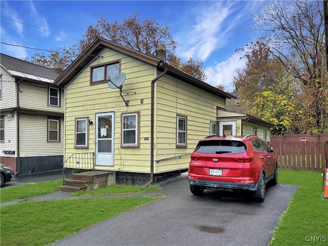 view of front of house with a front lawn