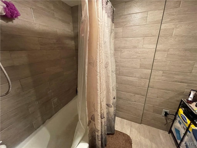 bathroom featuring shower / tub combo