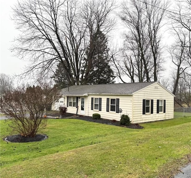 single story home featuring a front lawn