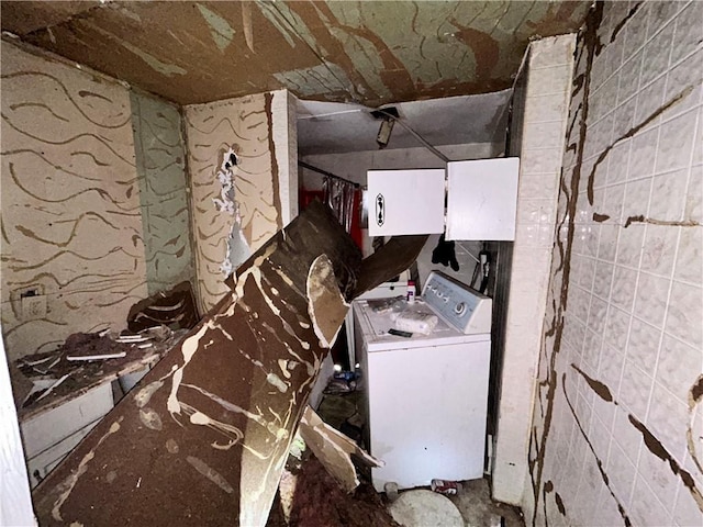 laundry area featuring washer / clothes dryer