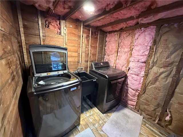 laundry room with sink and washer / dryer